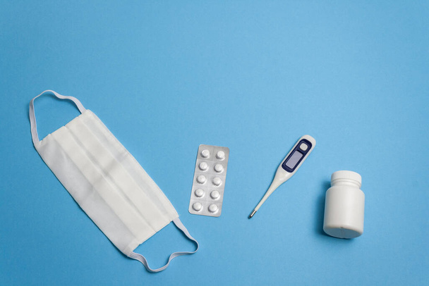 Medical mask,capsule, pills, bottle, thermometer - Fotoğraf, Görsel