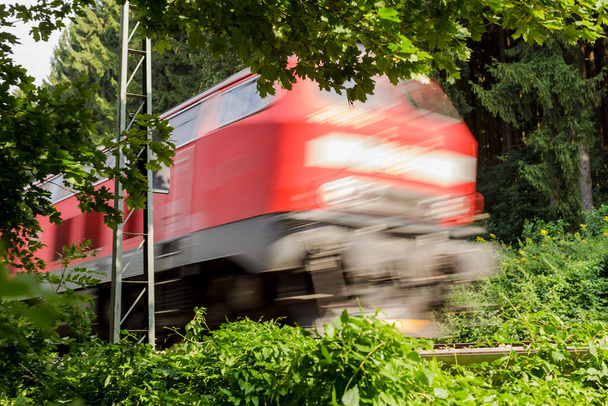 Kaupunkiliikenne juna kulkee osa reittiä laitamilla Münchenin, juna tunnetaan S-Bahn. - Valokuva, kuva