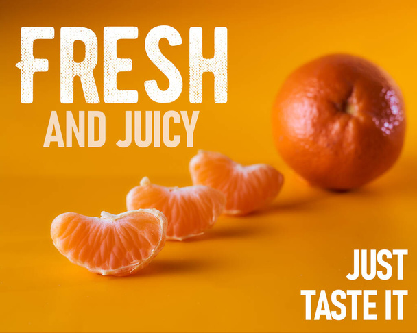 Érett mandarin szeletek narancssárga alapon. Reklámplakát felirattal. Kiváló minőségű fénykép - Fotó, kép