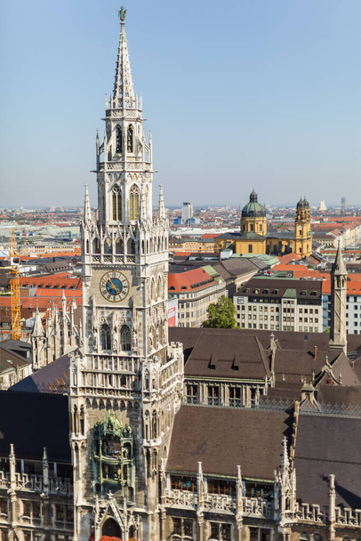 View of Marienplatz and the surroundings. Tourists walk through the streets of the city. - Zdjęcie, obraz