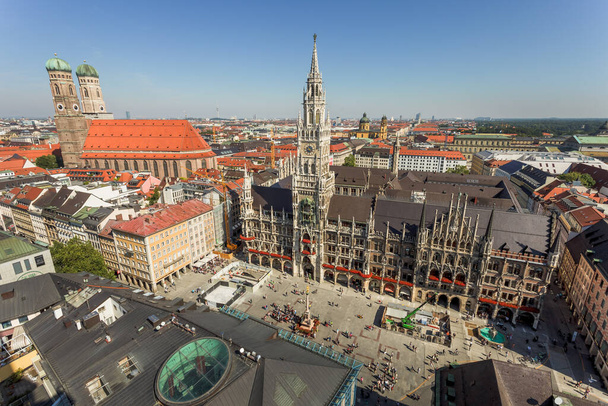 View of Marienplatz and the surroundings. Tourists walk through the streets of the city. - Foto, imagen