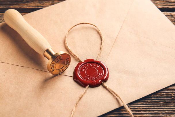 Enveloppe avec sceau de cire publique notarié sur la table, gros plan - Photo, image