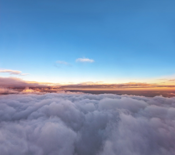 Coucher de soleil en velours au-dessus du paysage nuageux de l'avion
 - Photo, image
