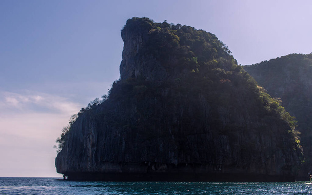 Phi Phi sziget, Thaiföld - április 4 2019: hatalmas tengeri szikla - Fotó, kép