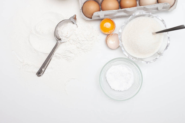 Ingredientes para hornear: harina, huevos, azúcar, mantequilla, leche y especias sobre fondo de mármol gris
 - Foto, Imagen