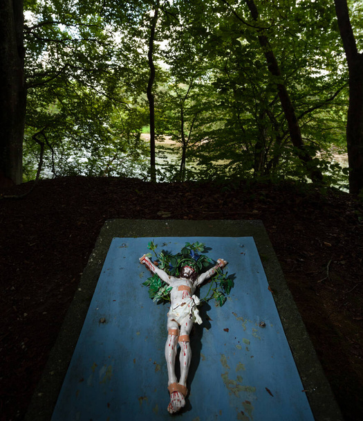 Oud spiritueel beeld van Jezus Christus op het pad in een bos nabij de stad Emmering in München, Duitsland. - Foto, afbeelding