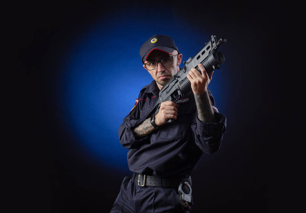 Парень в полицейской форме с пистолетом русский полицейский. English translation of "Police
" - Фото, изображение