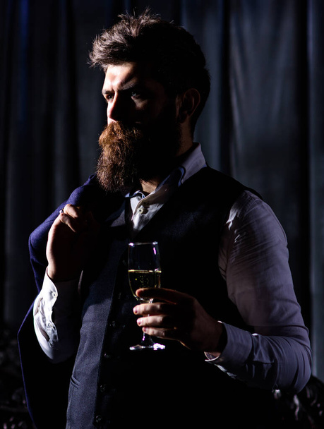 Man with a glass near dark retro wall - Fotoğraf, Görsel