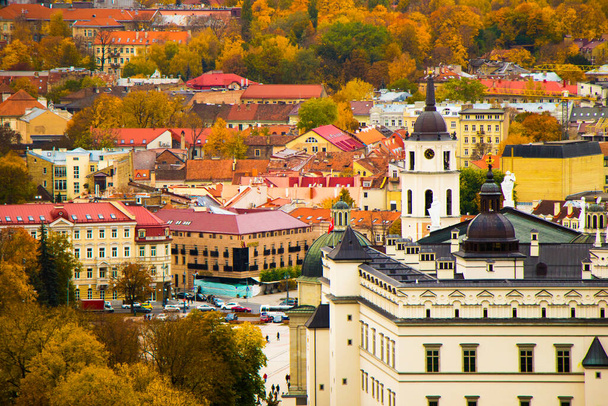 Vista della città e paesaggio della città di Vilnius, Costruzione di tetti, architettura e monumenti storici, deve visitare luogo
. - Foto, immagini