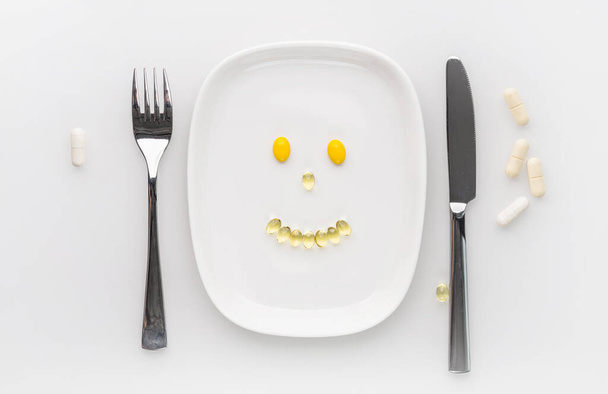 Таблетки на тарелке в качестве здорового питания
 - Фото, изображение