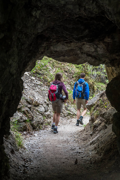 People On Hiking At The Entrance Of A Cave In Oetschergraeben In Austria - Foto, Imagen