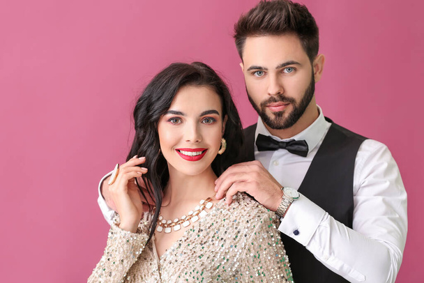 Junges Paar trägt stilvolle Accessoires auf farbigem Hintergrund - Foto, Bild