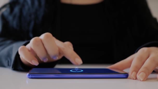 Vrouwelijke hand interageert hologram automatisering - Video