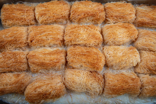 Dessert laiteux Kadayif. Fincan de dessert turc Kadayif Baklava / Baklawa avec poudre de pistache. - Photo, image