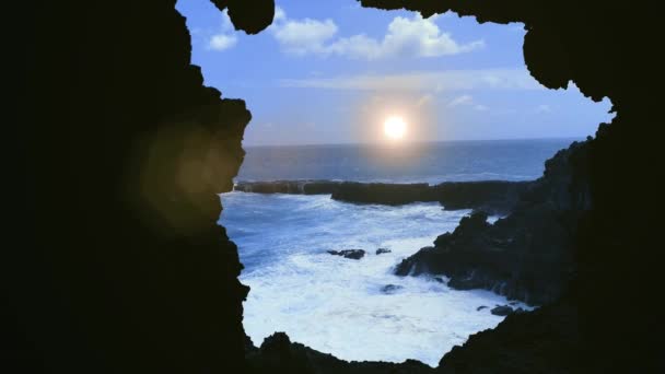 Jeskyně Ana Kakenga na ostrově Rapa Nui, Velikonoční ostrov (Isla de Pascua), Chile.   - Záběry, video