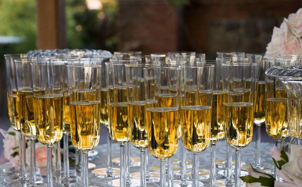 Bicchieri da vino completi sul tavolo al matrimonio
 - Foto, immagini