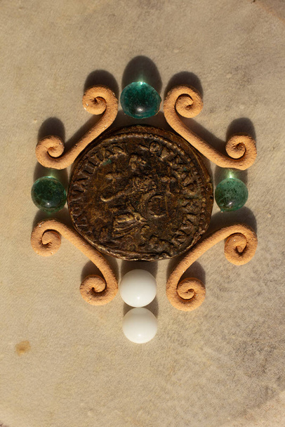 Septimius Severus trákiai uralkodásának római érméje (Kr.e. 192-211). Cybele ül a trónon. Fordítva. - Fotó, kép