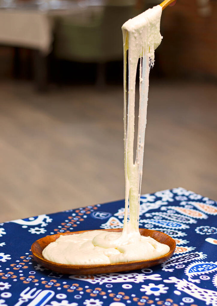 Grúz hagyományos élelmiszer Elarji, étkezés sajttal és kukoricával, sült és kész enni, az asztalon az étteremben, Tbiliszi, Georgia. - Fotó, kép