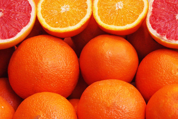 Nagy csoport narancs és grapefruit az utcai piacon - Fotó, kép
