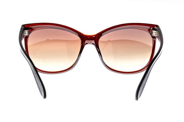 Moda letnie okulary odizolowane na białym tle. stylowe damskie okulary przeciwsłoneczne. - Zdjęcie, obraz