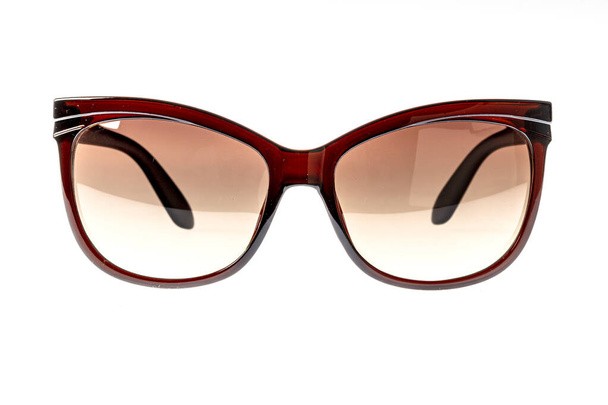 Модні літні сонцезахисні окуляри ізольовані на білому тлі. стильні жіночі сонцезахисні окуляри
. - Фото, зображення