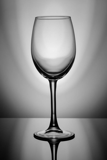 Transparent glass stands on black glass - Zdjęcie, obraz