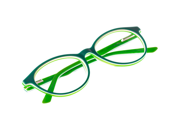 Унісекс окуляри з зеленою рамкою на білому тлі. Бізнес або офісний стиль
. - Фото, зображення