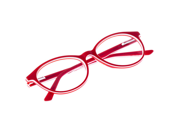 Okulary odizolowane na białym tle. Widok z przodu czerwone okulary czytanie przezroczyste w okrągłej ramce, biznesu lub stylu biurowym. - Zdjęcie, obraz