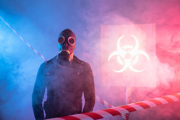 Άνθρωπος με μάσκα αερίου βιολογικός κίνδυνος. Άνθρωπος σε ομίχλη με βακτηριολογικό κίνδυνο - Φωτογραφία, εικόνα