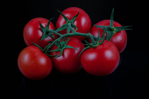φρέσκες κόκκινες ντομάτες σε μαύρο φόντο - Φωτογραφία, εικόνα