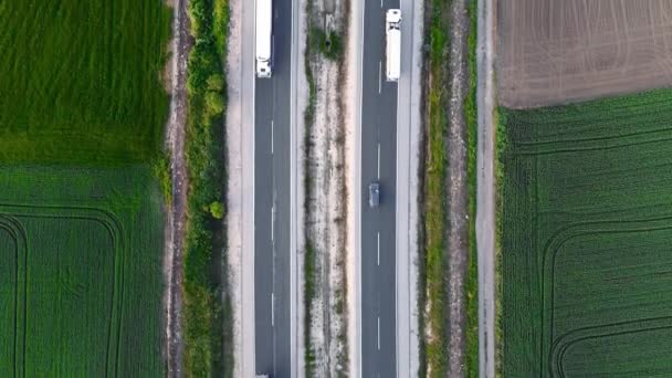  Dálnice s dopravou na venkově. Předměstská dálnice s auty a náklaďáky. Cestování a doprava. Letecký pohled - Záběry, video