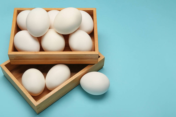 Cajas con huevos de pollo sobre fondo de color
 - Foto, Imagen