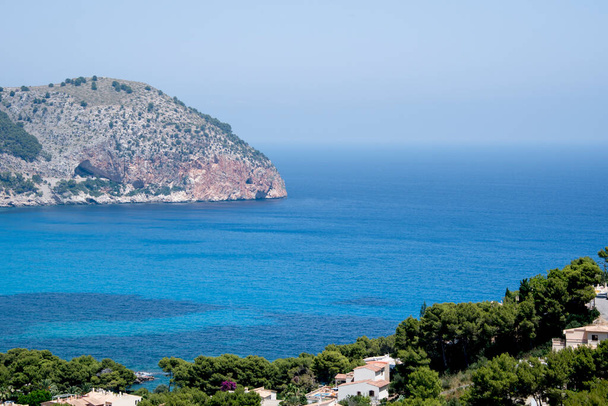 Paisaje de mar y montaña en Canyamel, Mallorca
 - Foto, Imagen