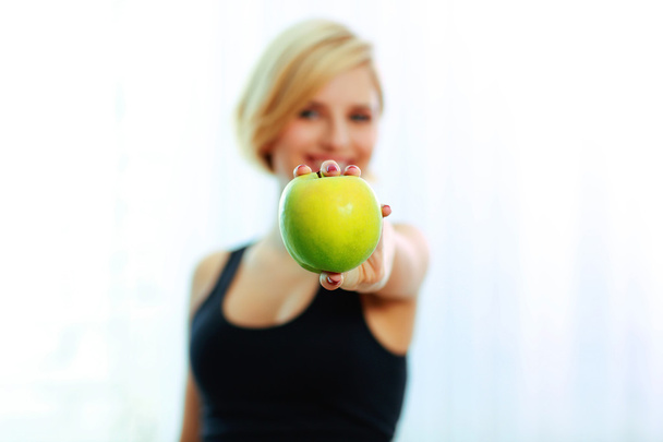 Female hand holding green apple - Foto, Bild