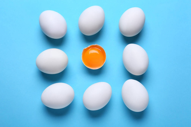 Fresh chicken eggs on color background - Foto, afbeelding