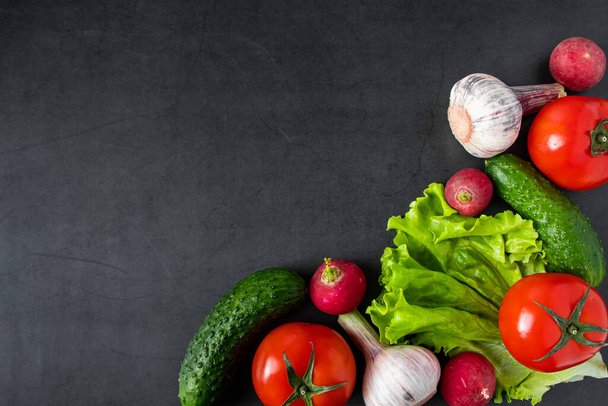 Φρέσκα λαχανικά σε σκούρο φόντο. Η έννοια της υγιεινής διατροφής και διατροφής. Θέση για κείμενο. - Φωτογραφία, εικόνα