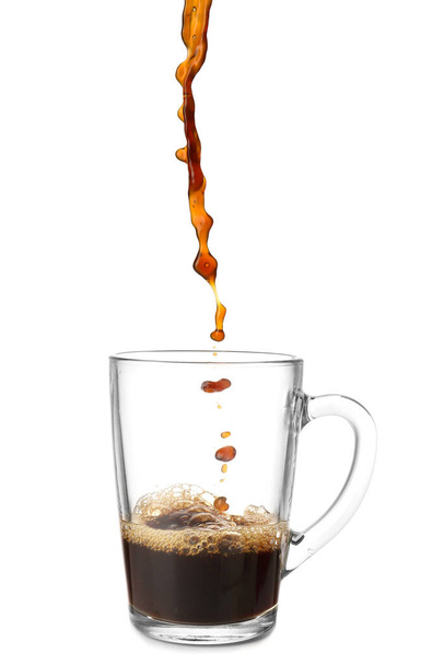 Forró kávé öntése csésze fehér háttér - Fotó, kép