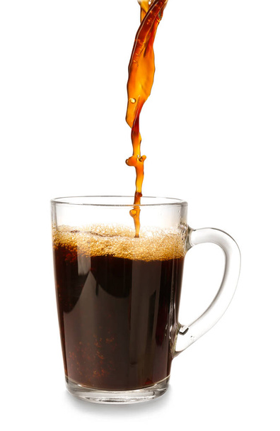 Gießen von heißem Kaffee in Tasse auf weißem Hintergrund - Foto, Bild