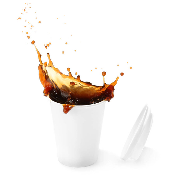 Taza de café caliente con salpicadura sobre fondo blanco
 - Foto, imagen