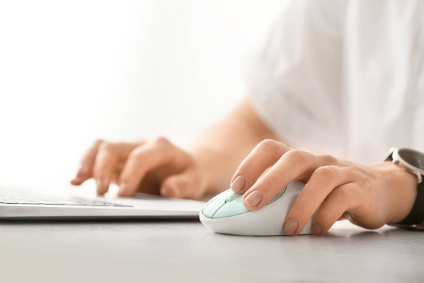 Kobieta korzystająca z myszki PC podczas pracy na komputerze przy stole, zbliżenie - Zdjęcie, obraz