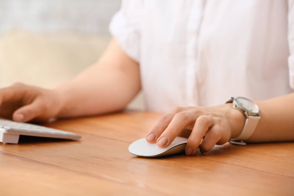 Mujer usando el ratón del PC mientras trabaja en la computadora en la mesa, primer plano - Foto, Imagen