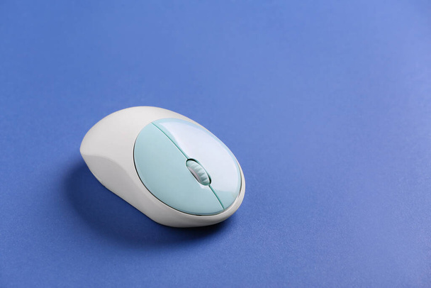 Nowoczesny komputer myszy na tle koloru - Zdjęcie, obraz