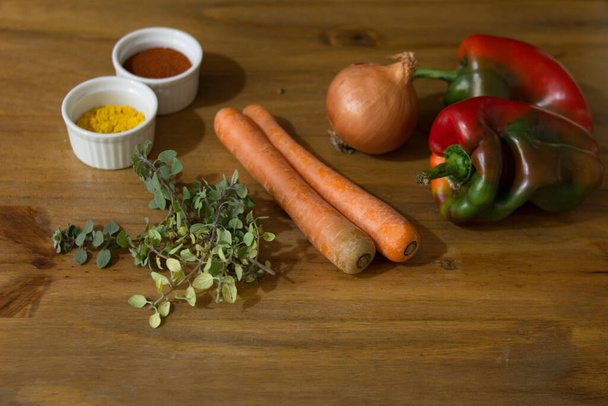 zelenina a koření na dřevě - Fotografie, Obrázek