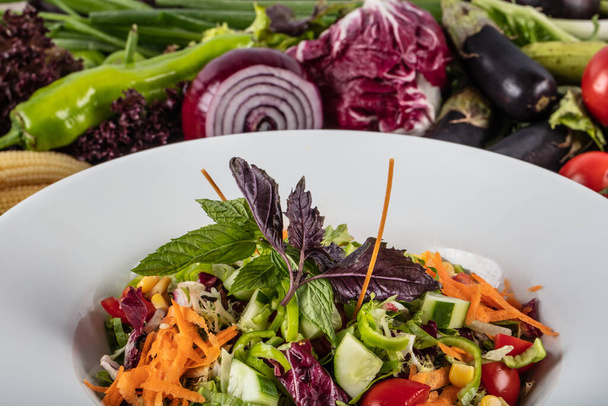 saláta friss zöldségekkel és gyógynövényekkel - Fotó, kép