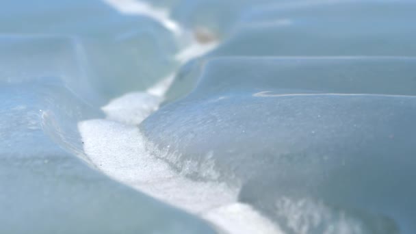Красивая бирюзовая вода замерзает над озером в Национальном парке Джаспер
. - Кадры, видео