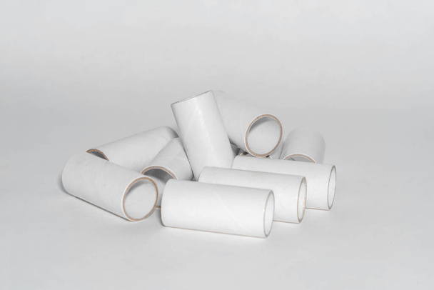 Papierrohrkerne, Taschentücher isoliert auf weißem Hintergrund, in der Fabrik für industrielle Fertigung. Produktmaterial aus braunen Papierrollen. Kartonzylinderfracht im Lager der Lagerhalle einer Lagerhalle. - Foto, Bild