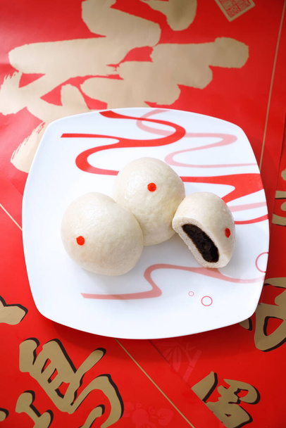 Chiński tradycyjny torba pasta fasolowa smakołyk.Chiński tradycyjny chiński Nowy Rok przekąska doushabao - Zdjęcie, obraz