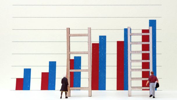 棒グラフとミニチュアの人々。男女の雇用における制度的格差の概念. - 写真・画像