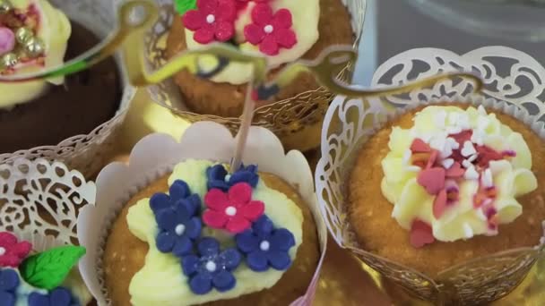 Deliciosos cupcakes con crema dulce y decoración
 - Metraje, vídeo