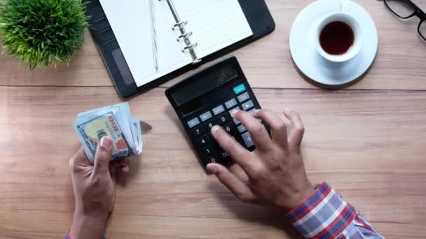  mano de hombre usando calculadora en escritorio de oficina
  - Imágenes, Vídeo